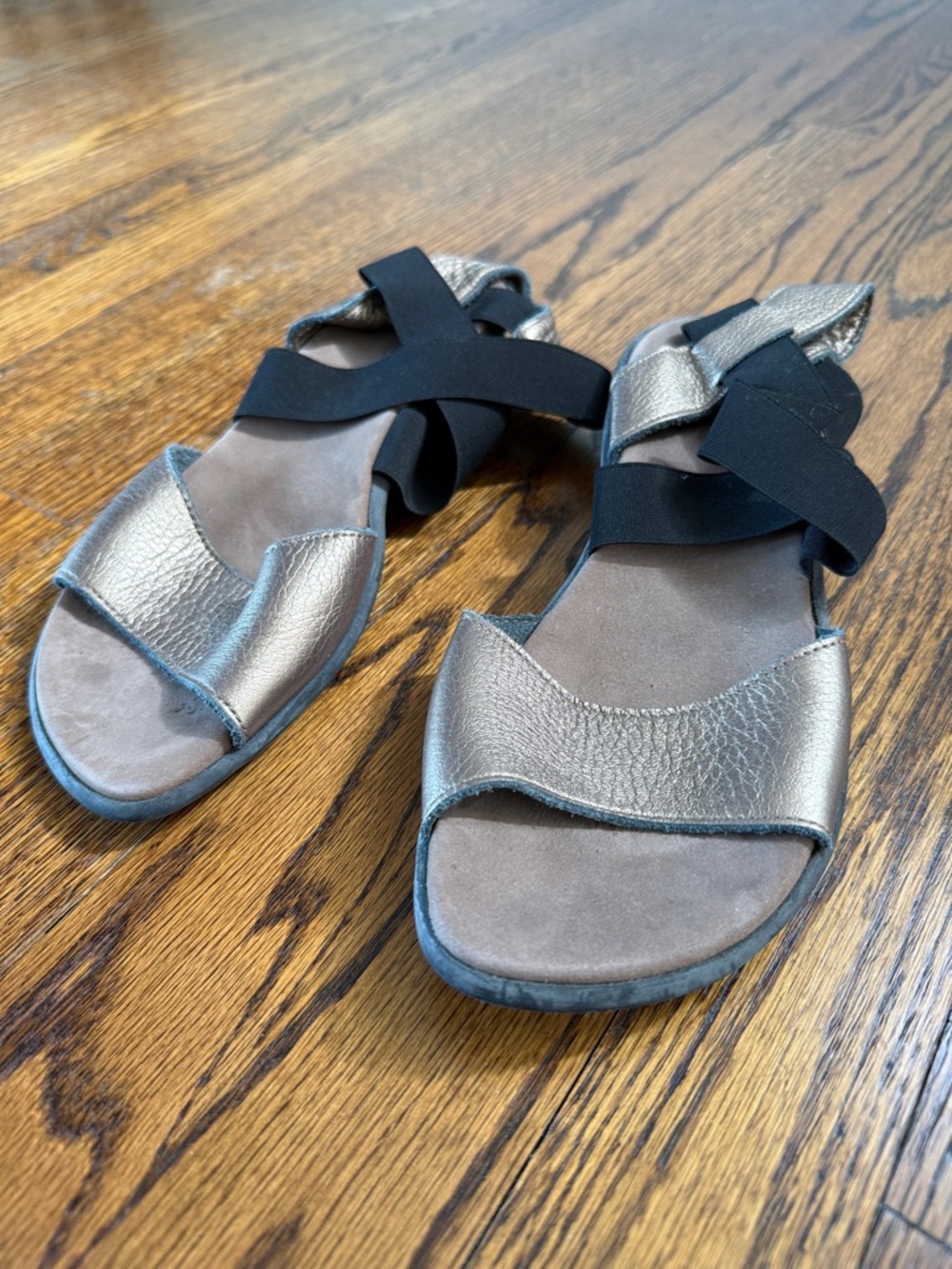 B38 Arche Women’s 6/37 Metallic Gold Sandals with Black Elastic Cross Straps